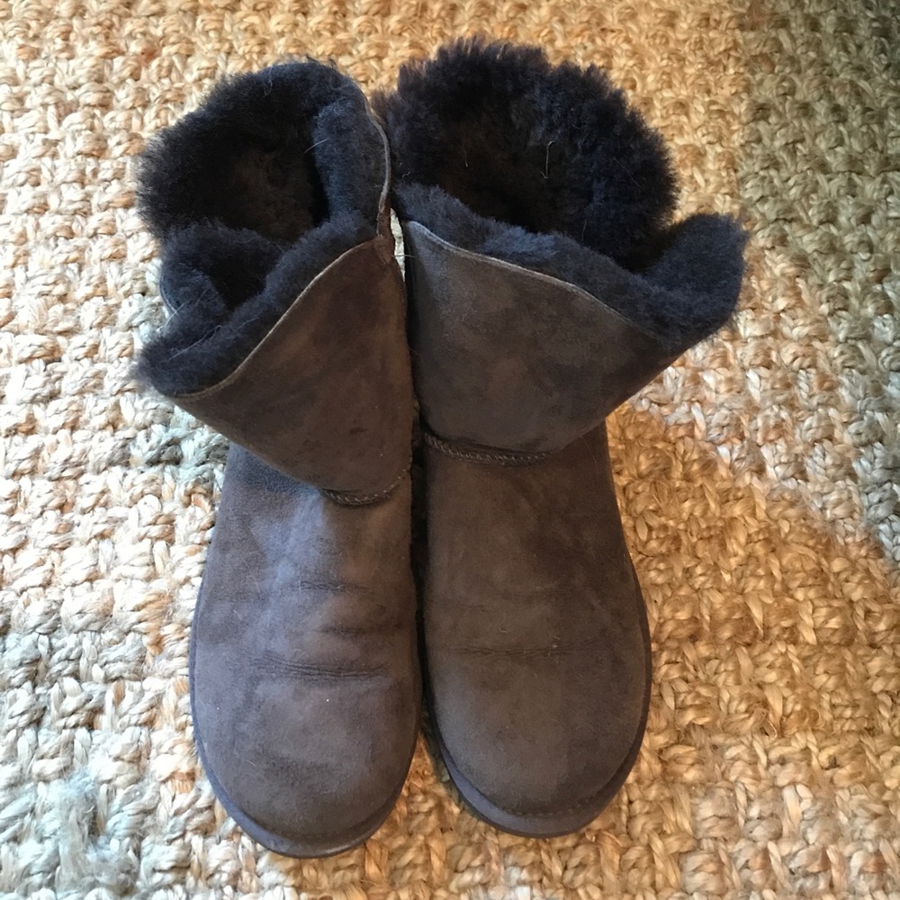 UGG Bailey button (short)